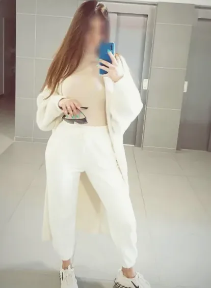 Amira, 35