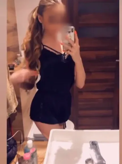 Amira, 29