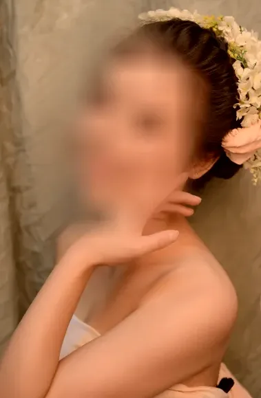 Amira, 31