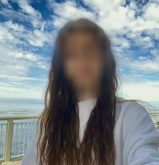 Büsra, 27
