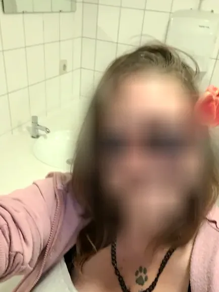 Neele, 33